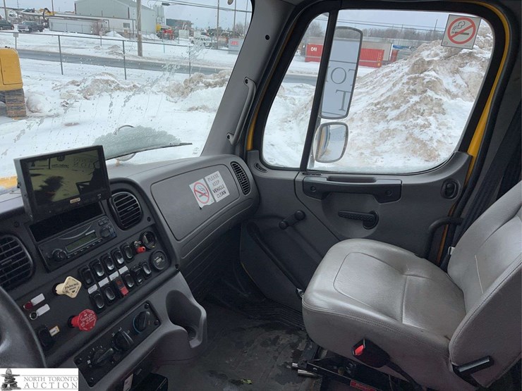 2011-freightliner-m2-106-image-15