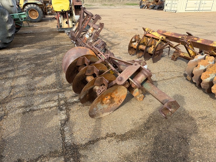 #7749-•-levee-disc-image-5