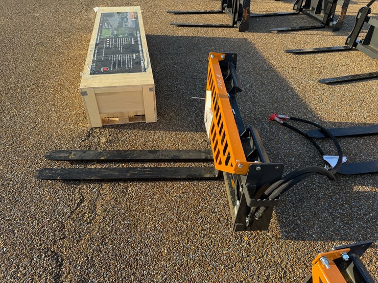 #7865-•-skid-steer-hydraulic-pallet-forks-image-3