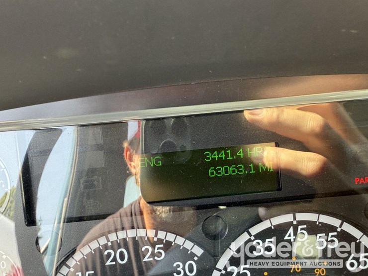 2004-freightliner-m2-106-image-8