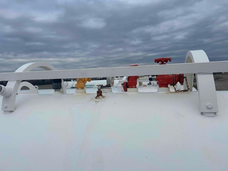 1000-gal.-nh3-tank-on-gear-#13-image-5