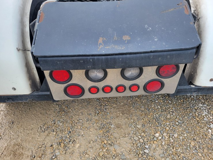 2012-kenworth-w900l-image-16