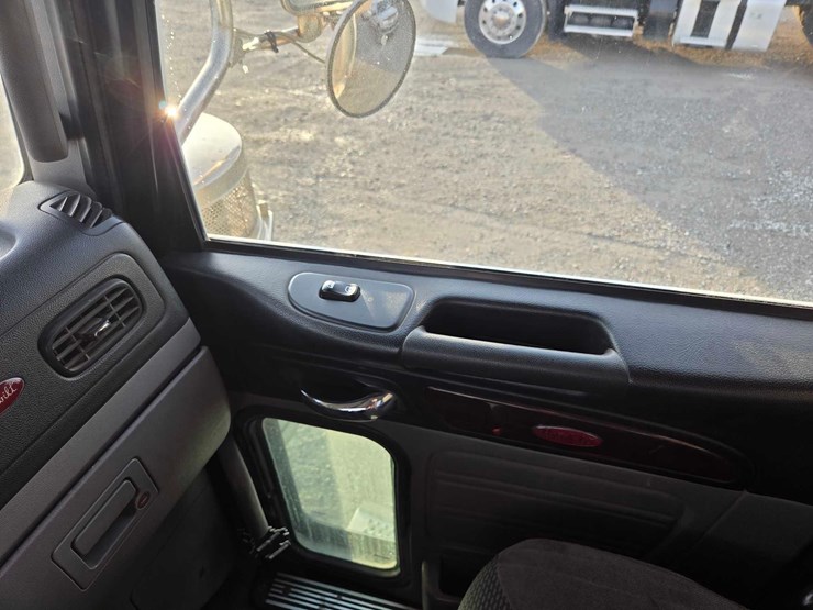 2013-peterbilt-388-image-68