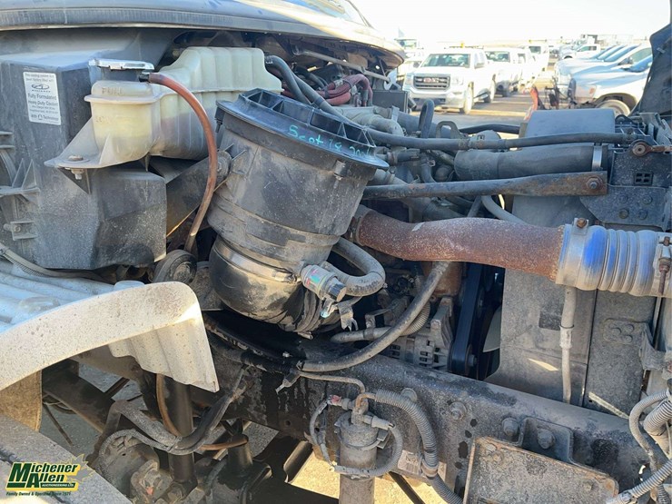 2005-freightliner-m2-106-image-22