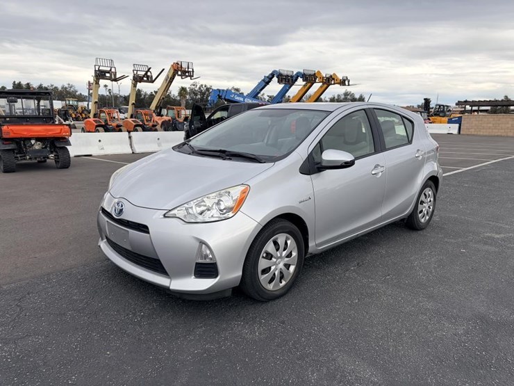 2014-toyota-prius-c-sedan-image-1