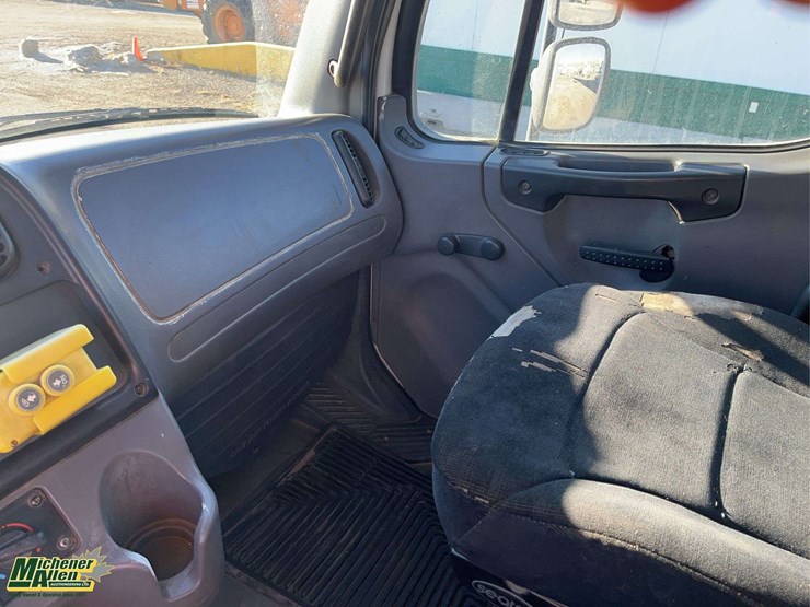 2005-freightliner-m2-106-image-20