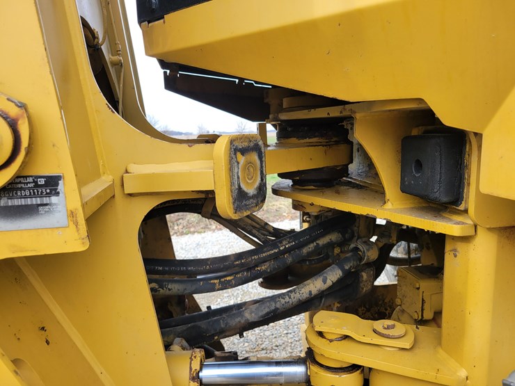 2004-caterpillar-938g-image-3