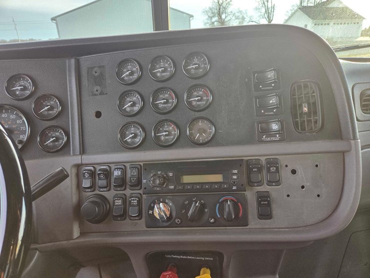 2013-peterbilt-388-image-89