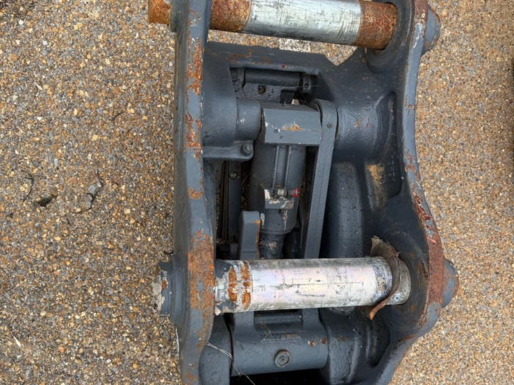 #7807-•-jkb-quick-coupler-for-excavator-bucket-image-2