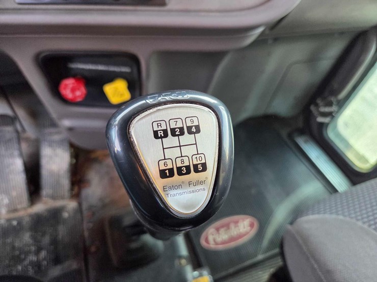 2013-peterbilt-388-image-58