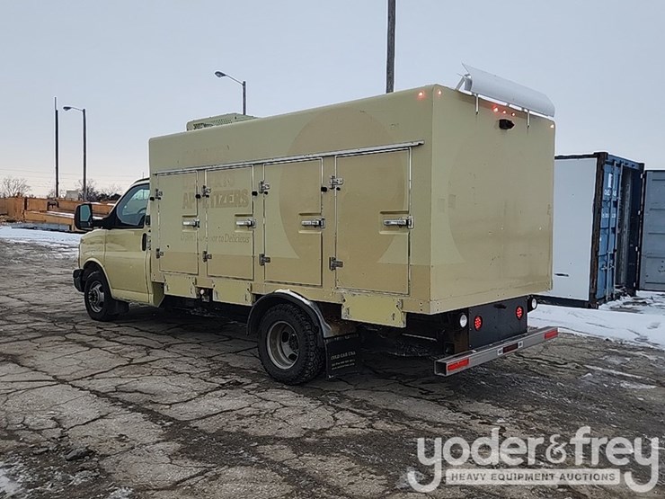 2015-gmc-savana-g4500-image-4