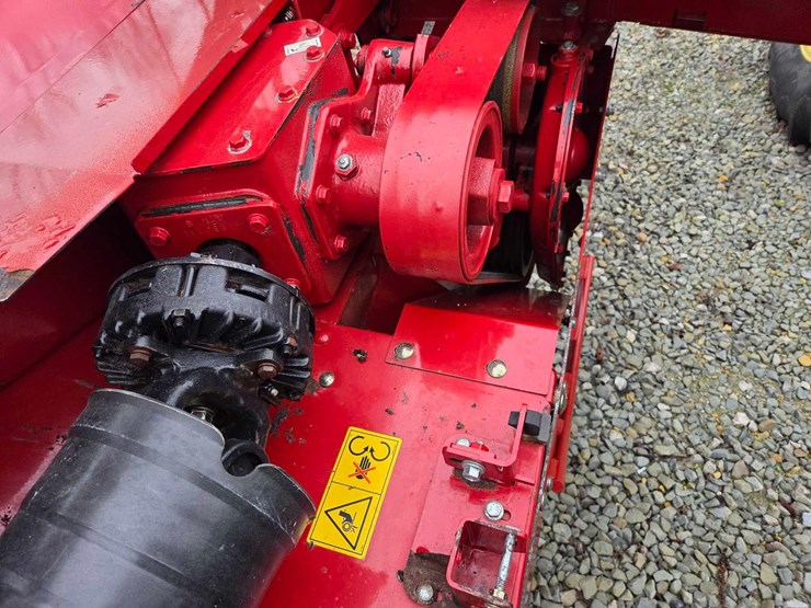 2020-new-holland-210-image-24