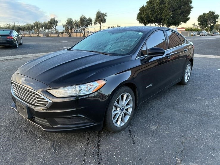 2017-ford-fusion-sedan-image-1