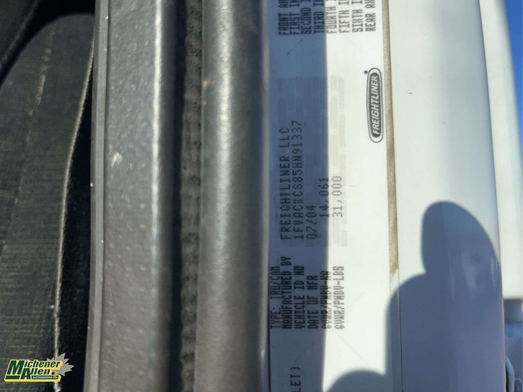 2005-freightliner-m2-106-image-24