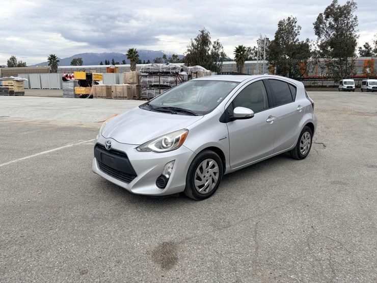 2015-toyota-prius-c-sedan-image-1