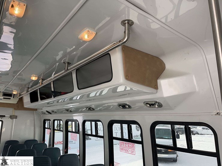 2005-ford-e-series-s/a-24-passenger-bus-image-33