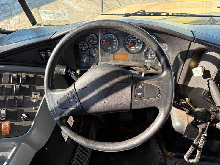 2011-international-school-bus-image-16