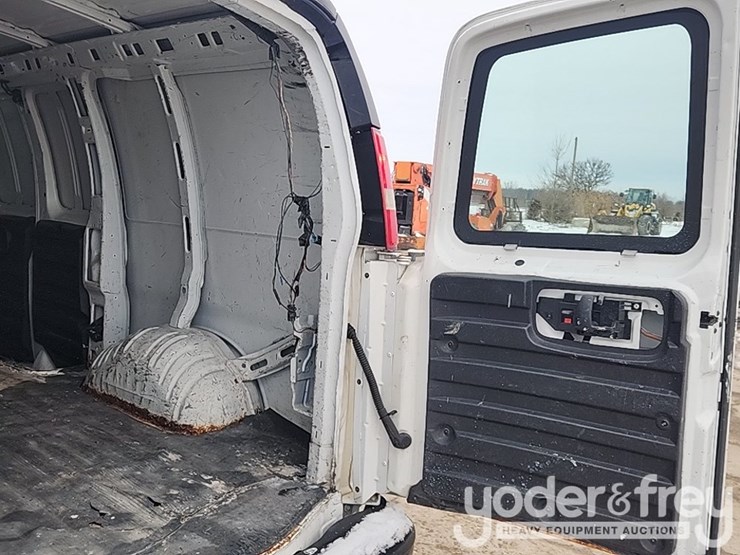 2011-gmc-savana-g2500-image-29