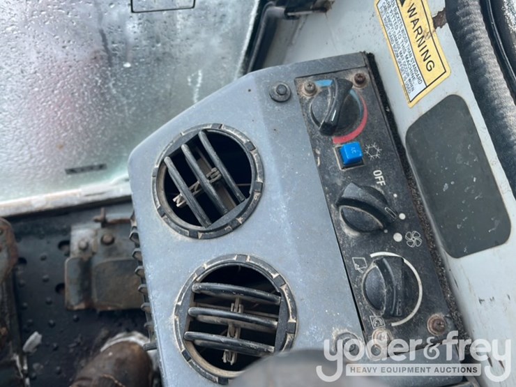 2013-takeuchi-tb153fr-image-28