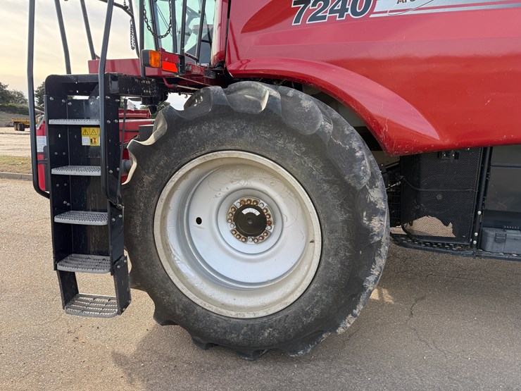 2015-case-ih-7240-image-11