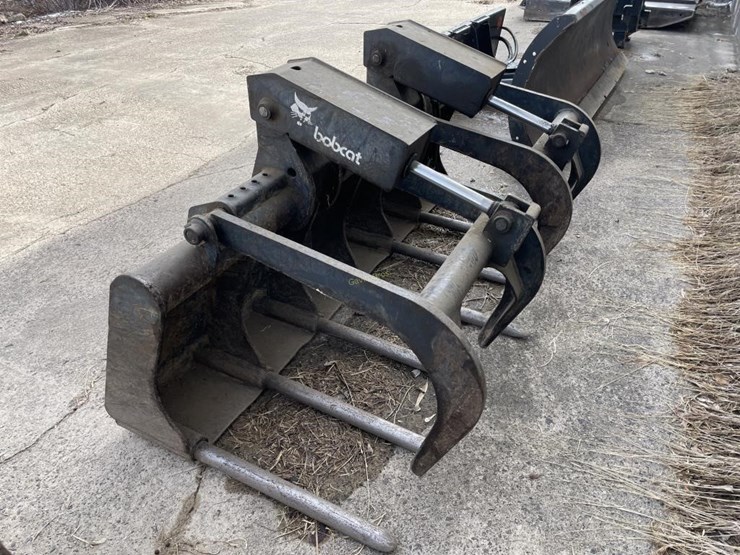 bobcat-universal-attach-64"-grapple-bucket-image-2