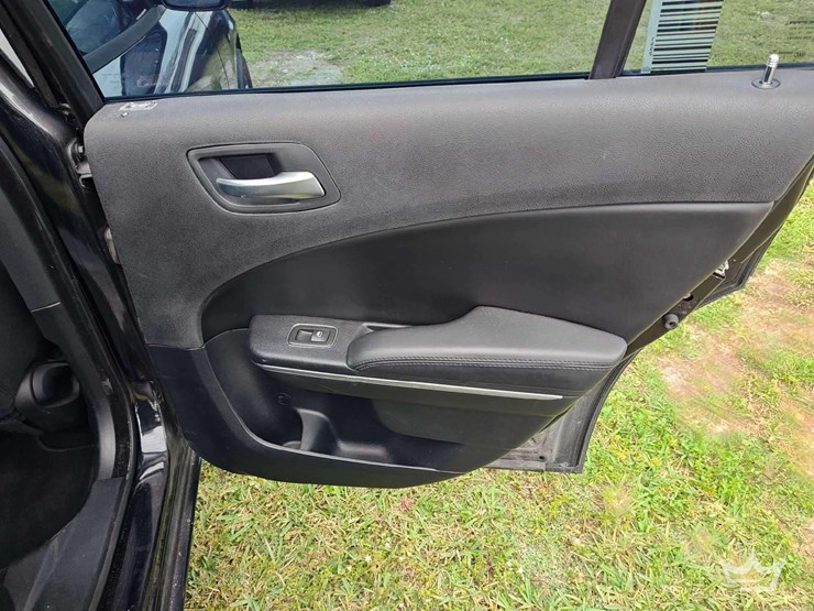 2015-dodge-charger-sedan-image-9