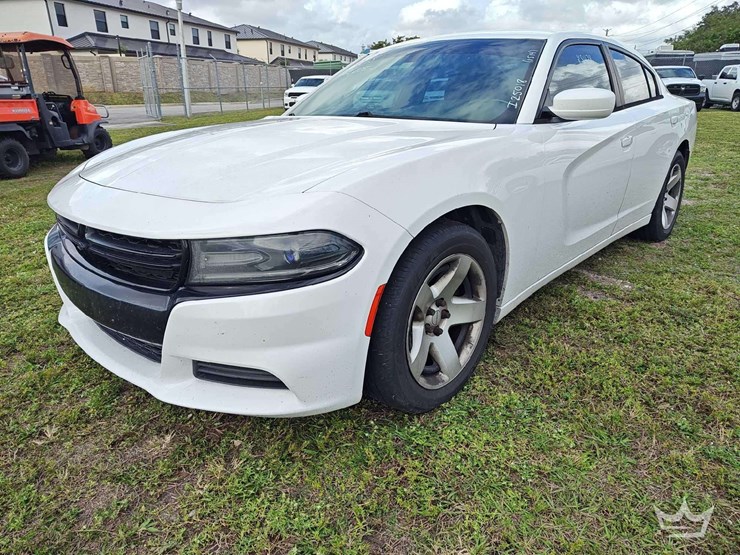 2015-dodge-charger-sedan-image-1