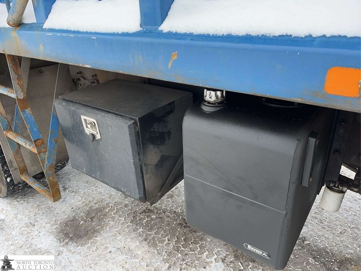 2011-freightliner-m2-106-image-27