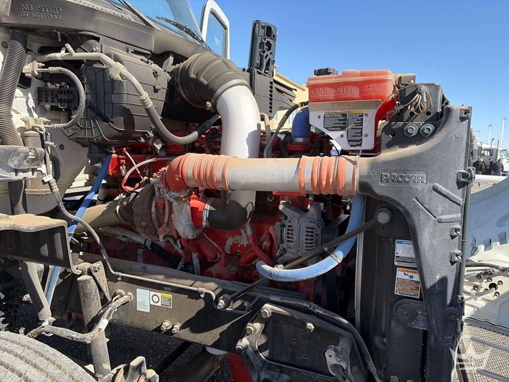 2015-peterbilt-567-image-10