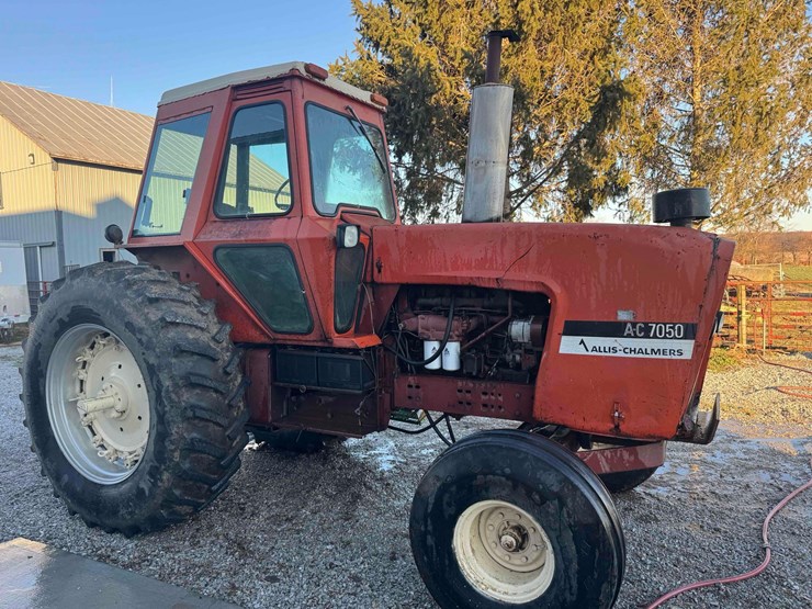 1973-allis-chalmers-7050-tractor-image-3