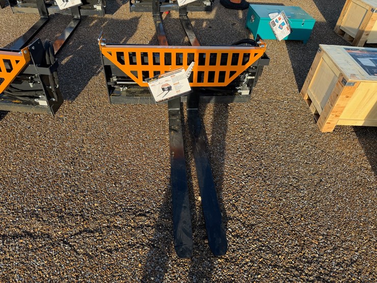 #7867-•-skid-steer-hydraulic-pallet-forks-image-5