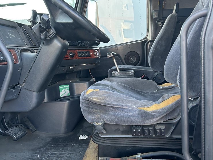 1999-volvo-vnl64t770-image-14