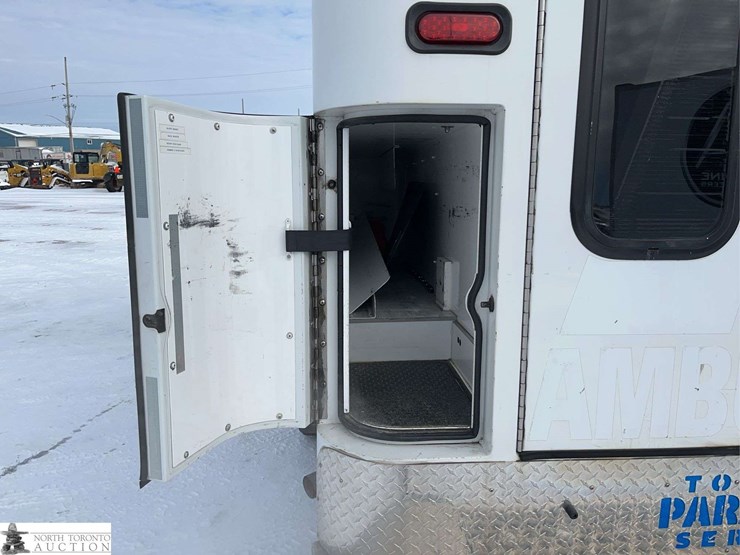 2017-chevrolet-express-s/a-ambulance-image-38