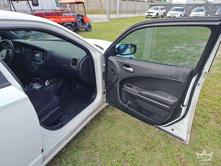 2017-dodge-charger-sedan-image-12