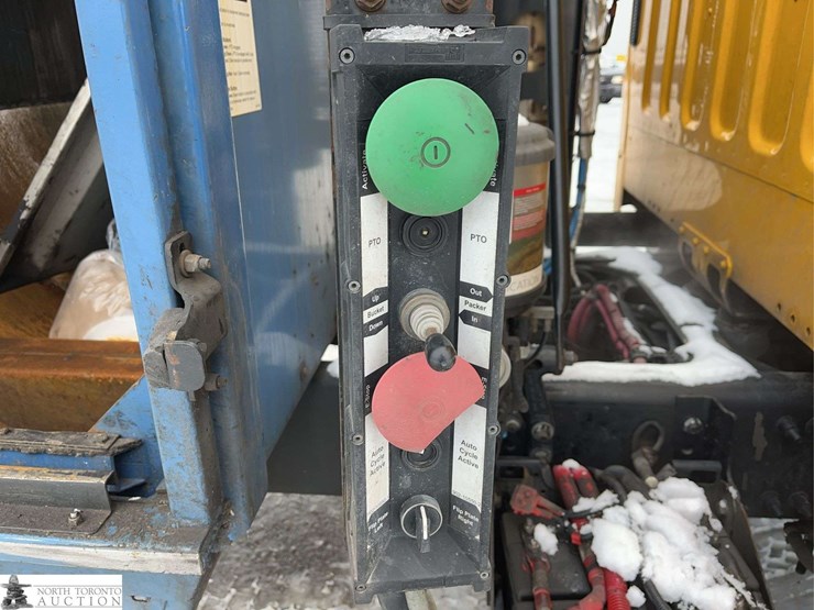 2018-freightliner-m2-106-image-30