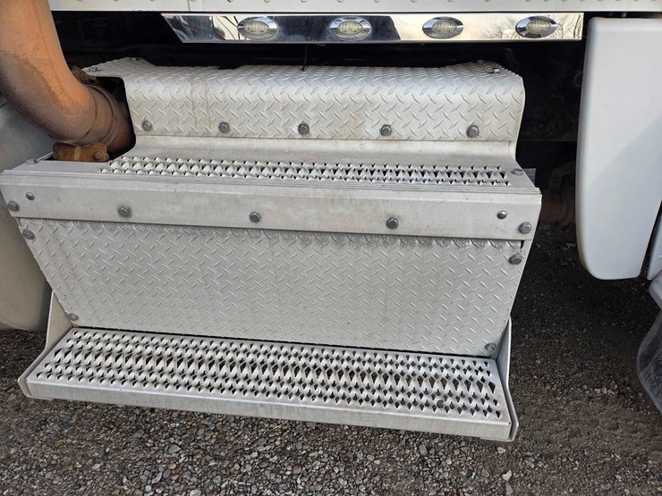 2013-peterbilt-388-image-29