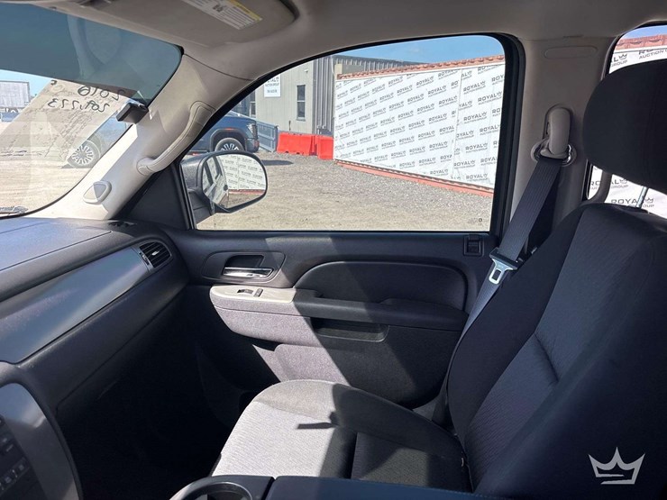 2010-chevrolet-tahoe-image-16