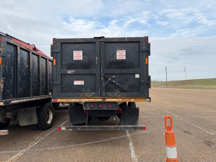 2016-freightliner-m2-106-image-6