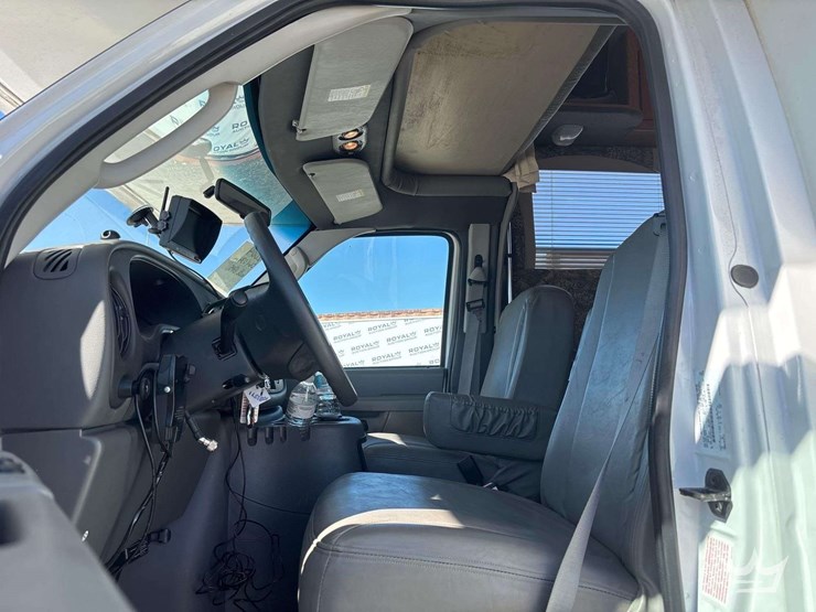 2004-ford-e450-image-9