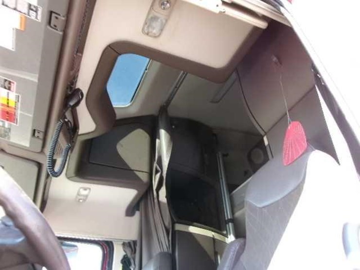 2014-volvo-vnl64t780-image-30