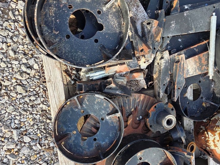 remlinger-strip-till-parts,-mostly-new-image-2