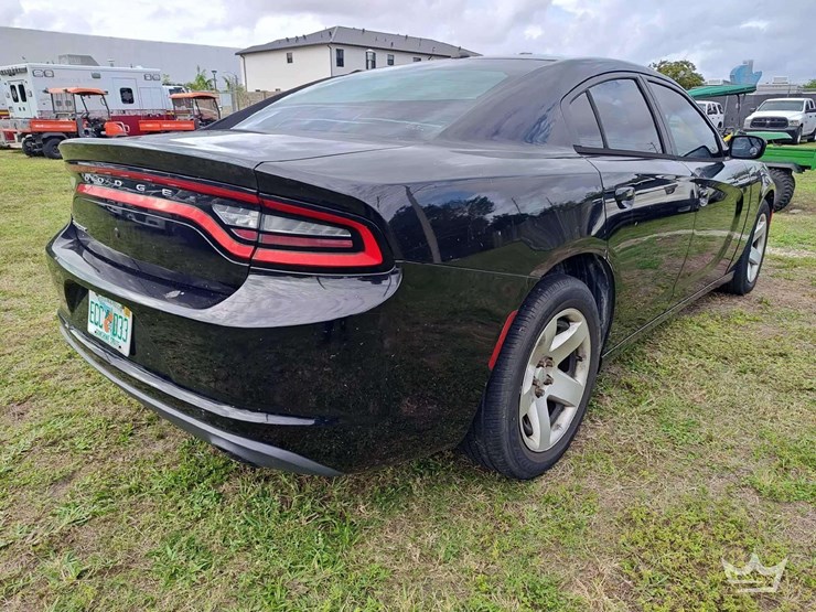 2015-dodge-charger-sedan-image-3