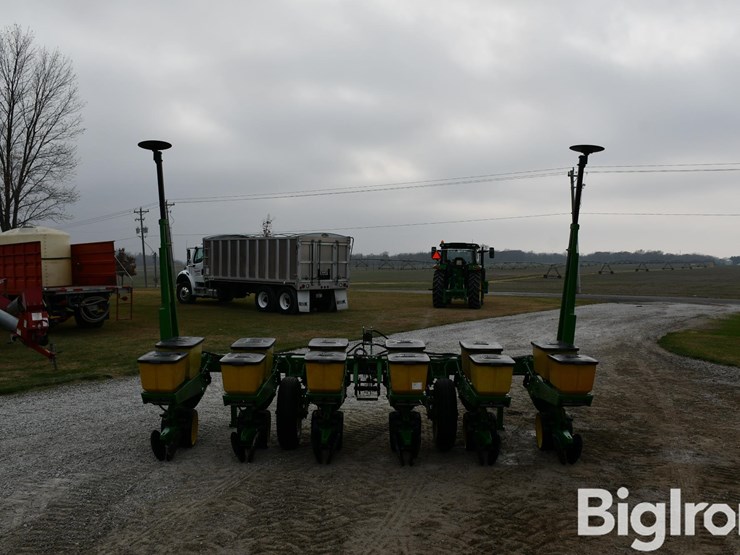 john-deere-6r30-planter-image-6