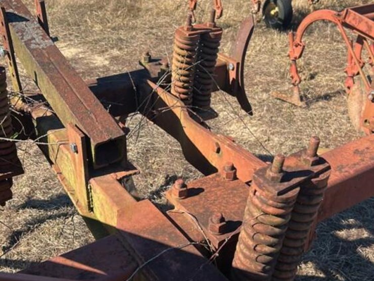 international-chisel-plow-image-8