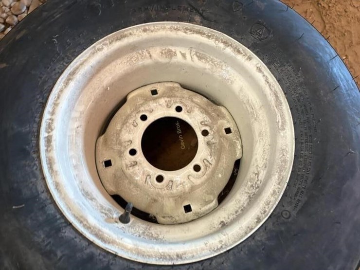 new-12.5l---15-implement-tire-w/rim-image-2