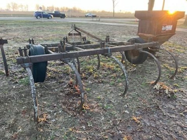 landoll-10-shank-3pt-hitch-chisel-plow---no-welds-or-cracks.-image-4
