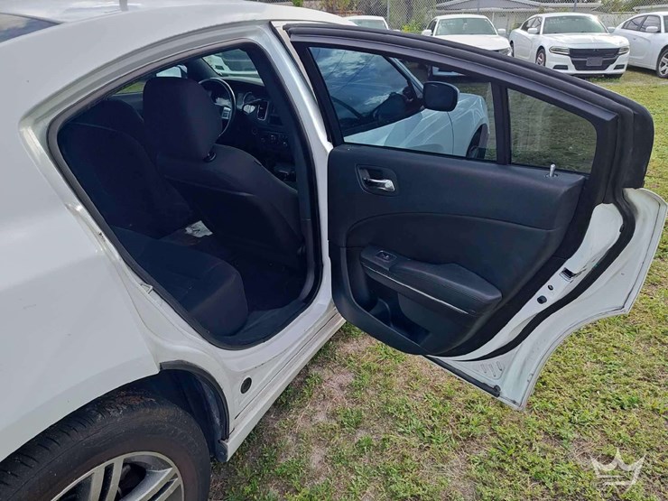 2013-dodge-charger-sedan-image-11