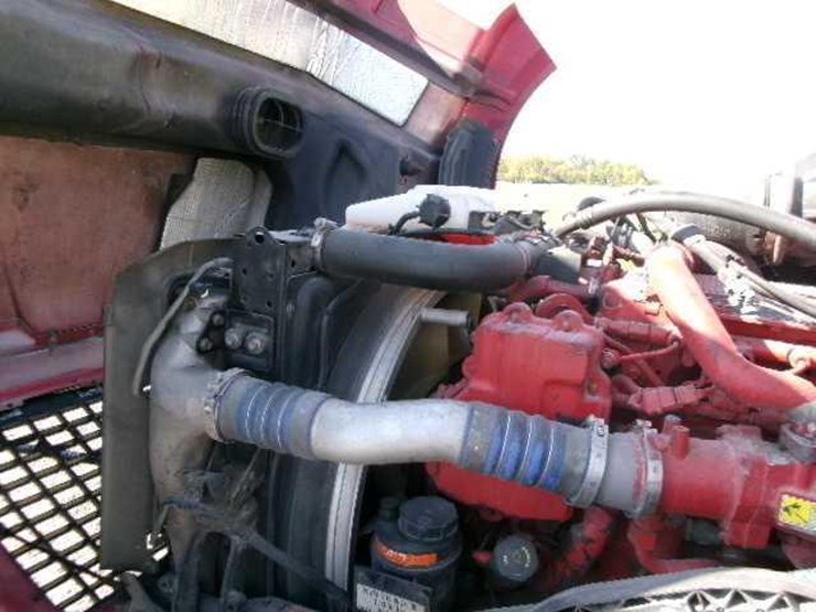 2014-volvo-vnl64t780-image-21