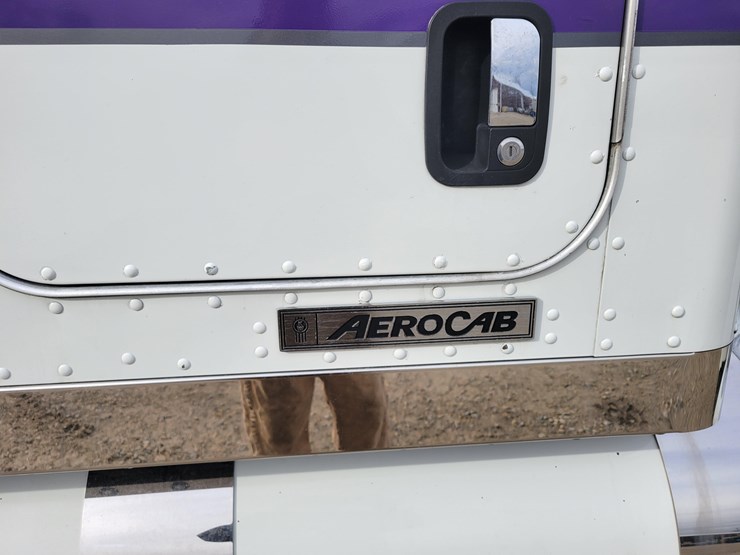 2012-kenworth-w900l-image-2