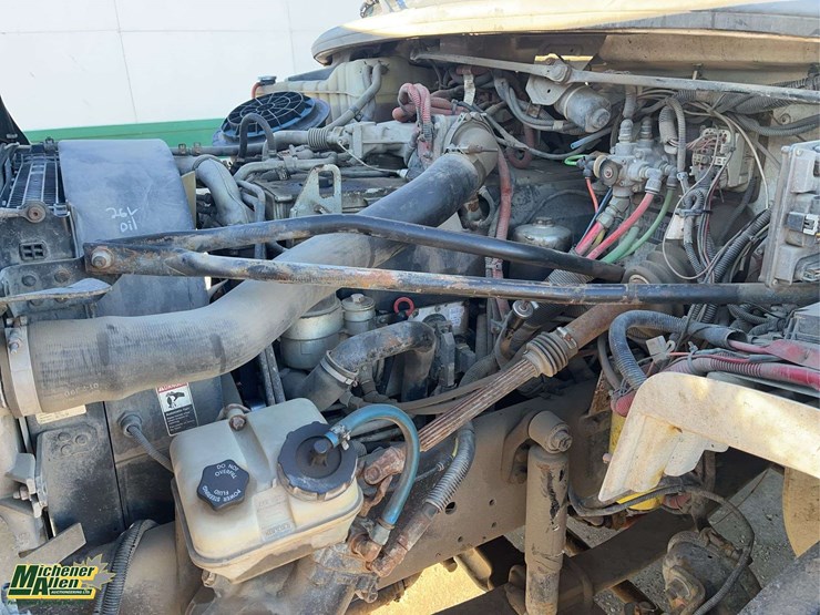 2005-freightliner-m2-106-image-23